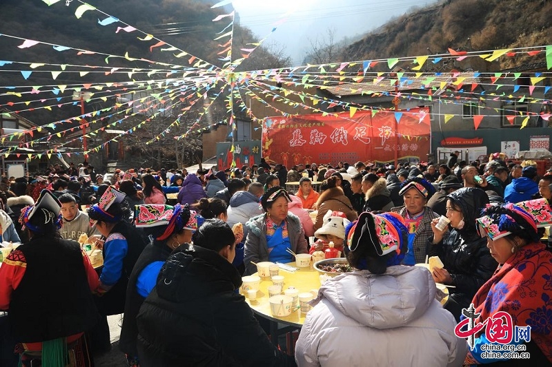 四川茂县羌族民众欢庆“基勒俄足”节