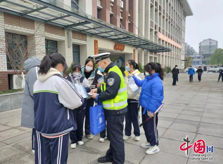 四川營山公安交警進校園 上好開學第一課