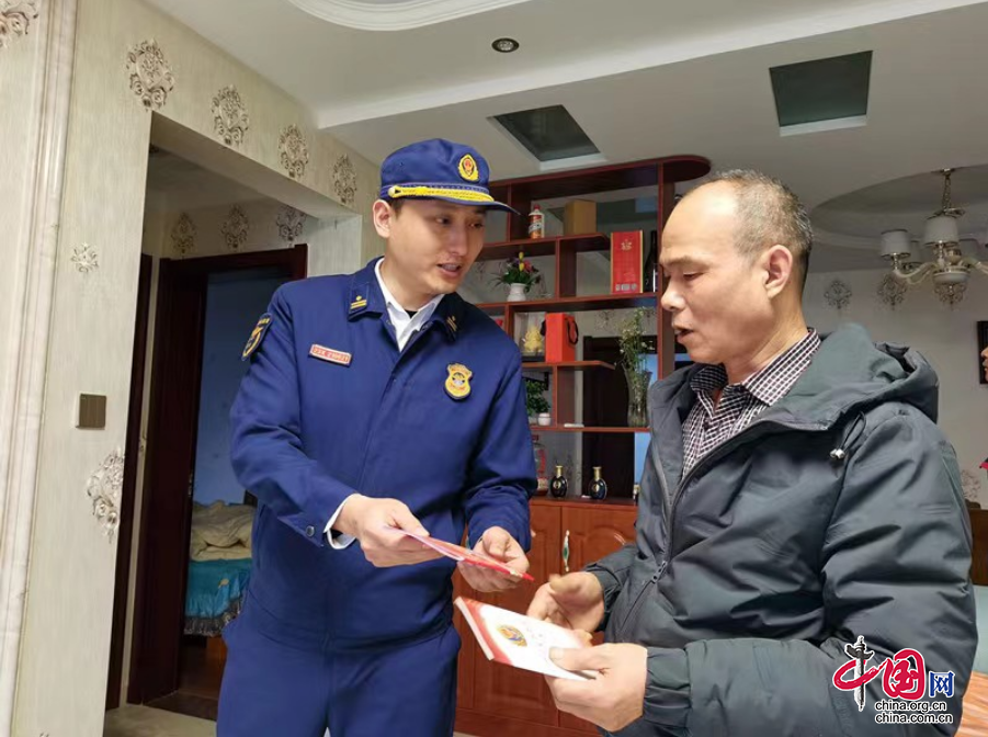 四川省南部县消防救援大队联合物业开展“进门护家”宣传活动