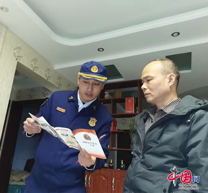 四川省南部县消防救援大队联合物业开展“进门护家”宣传活动