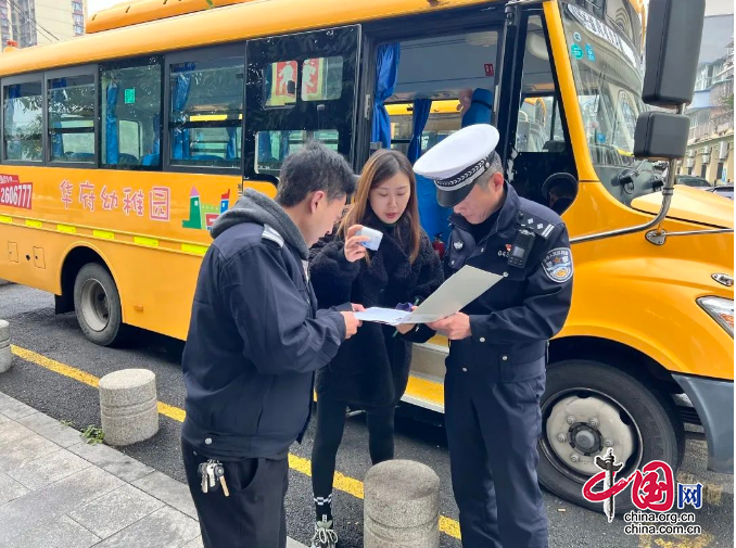 擰緊校車“安全閥” 四川南充公安交警開展校車安全大檢查