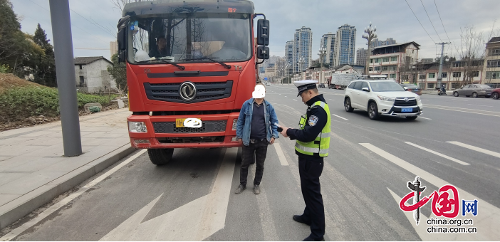 四川南部交警持续开展道路货车违法专项整治行动