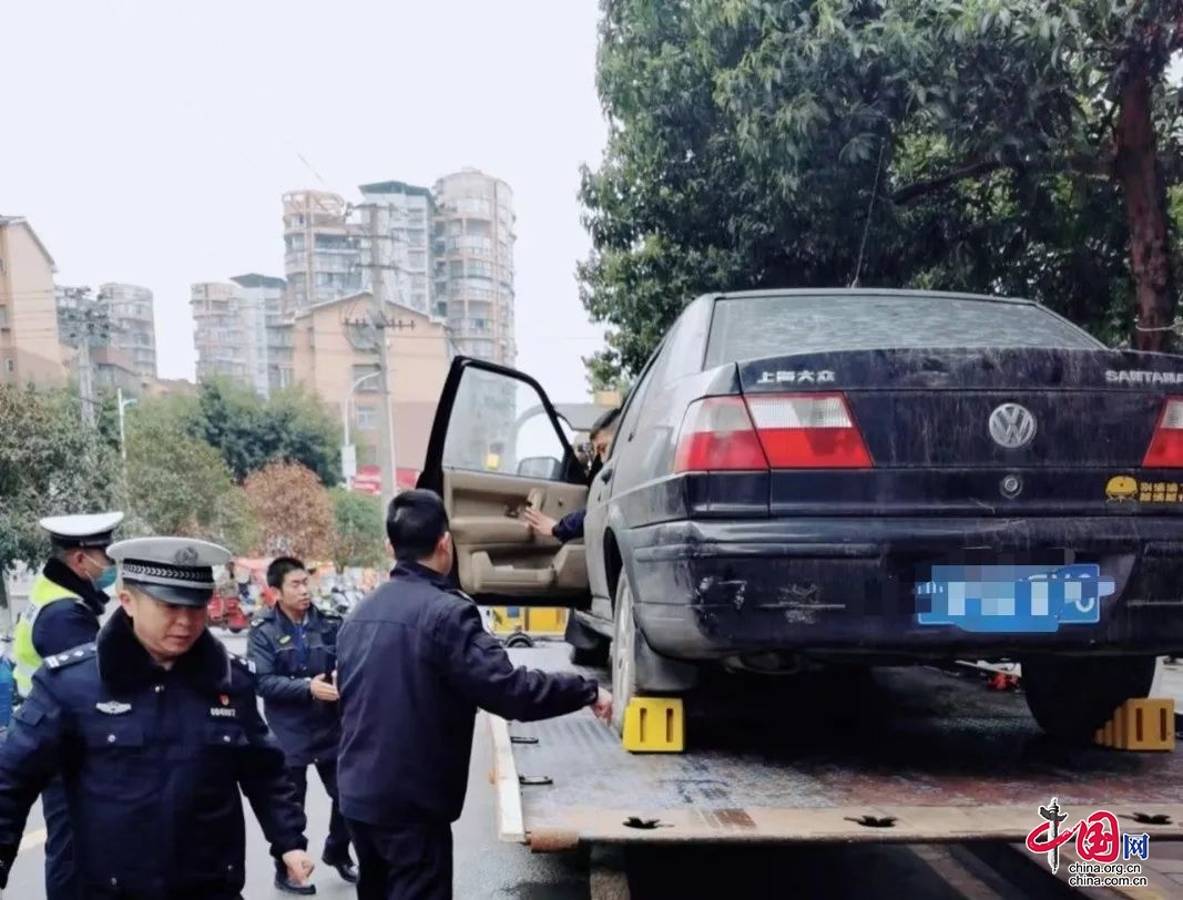 四川南充公安交警讓僵屍車“動”起來