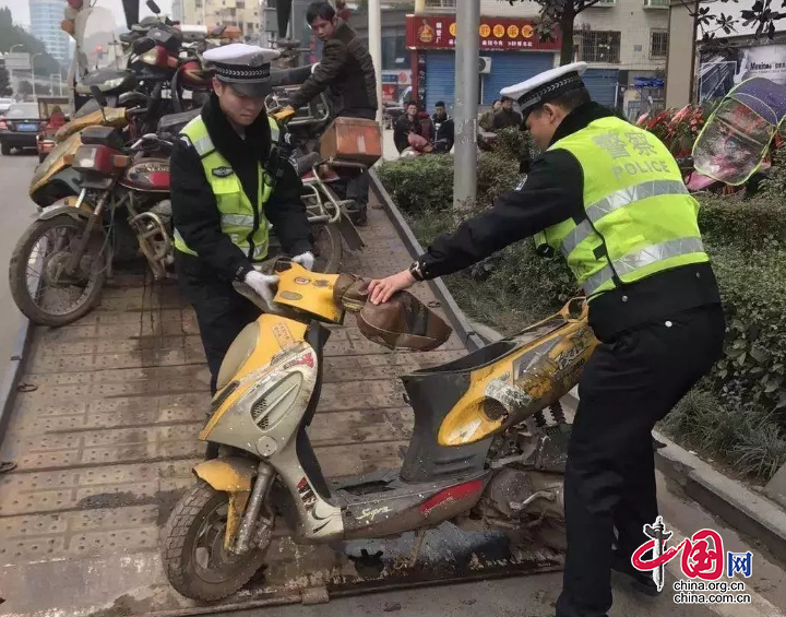 四川南充公安交警讓僵屍車“動”起來