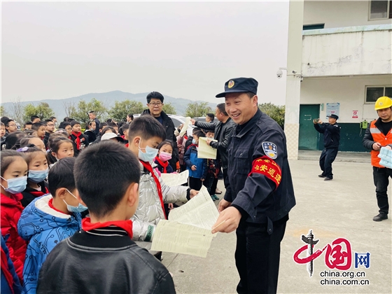 绵阳市二郎庙小学开展“爱路护路，从我做起”专题教育活动