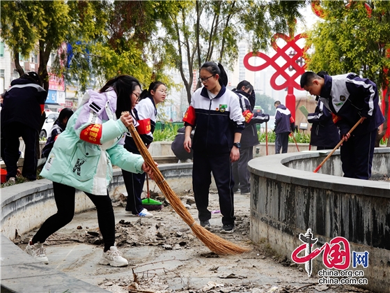 黨建帶團建 黨旗更鮮艷 綿陽市安州一中開展學雷鋒志願者服務活動