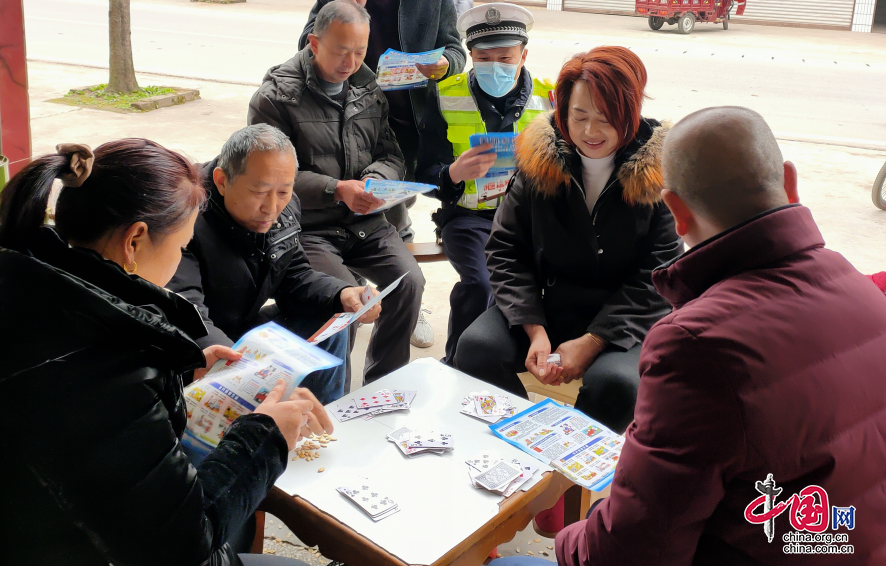 春耕農忙時 四川營山公安交警送安全