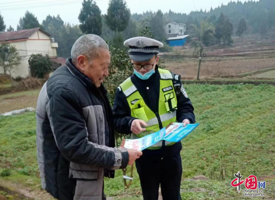 春耕農忙時 四川營山公安交警送安全