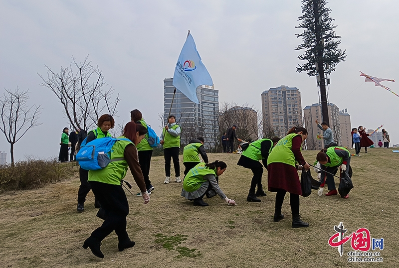 自贡富顺：学习雷锋精神 志愿者在行动