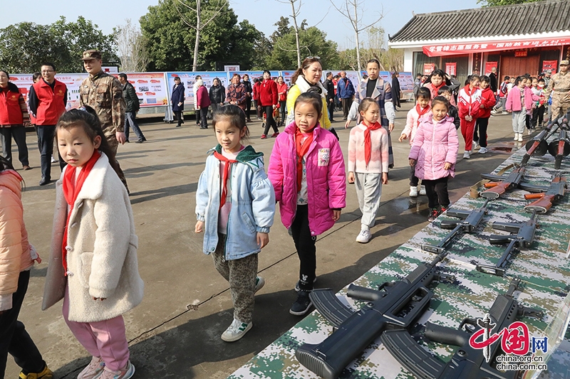 自贡市贡井区：开展学雷锋志愿服务暨“国防教育进乡村”活动