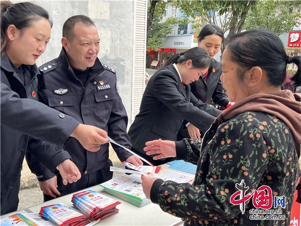 漢源縣“法檢兩院”聯(lián)合開展普法宣傳 助力文明城市創(chuàng)建