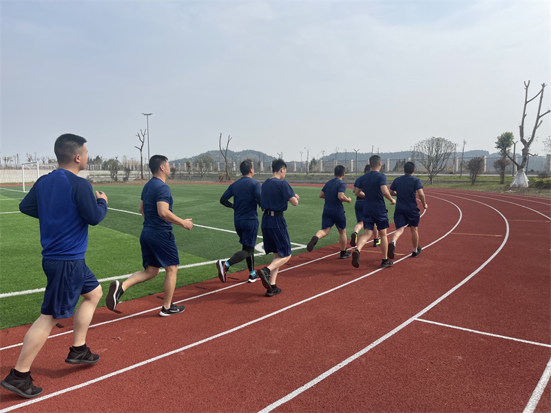 安居区梧桐路消防救援站组织全体队员开展5000米长跑训练