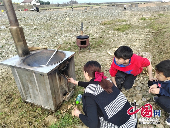 綿陽市安州區塔水鎮寶林小學開展“調元川菜節”野炊活動