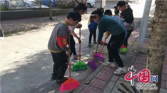 绵阳市三台县柳池小学开展“传承雷锋精神”社会实践活动