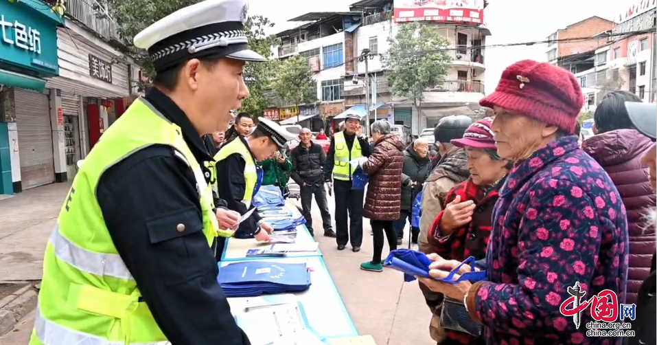 春暖花開 四川營山交警奏響交通安全 “平安曲”