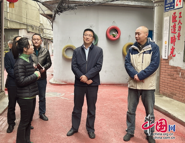 樂山市總工會黨組書記、常務副主席鄭強調研市中區職工之家陣地建設等工作