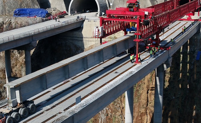 沿江高速宜金段首座桥梁全幅贯通 预计2025年通车