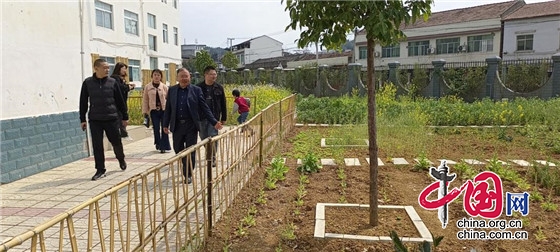 梓潼縣教體局局長安顯奎赴青龍小學調研學校工作