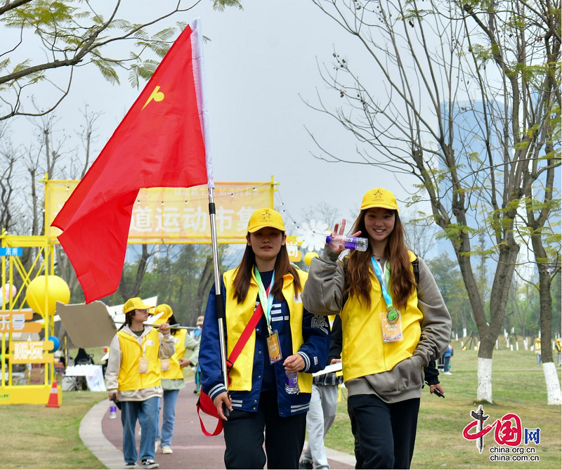 雷竞技RAYBET千名健身爱好者参与 四川省首届全民健身运动会启动(图2)