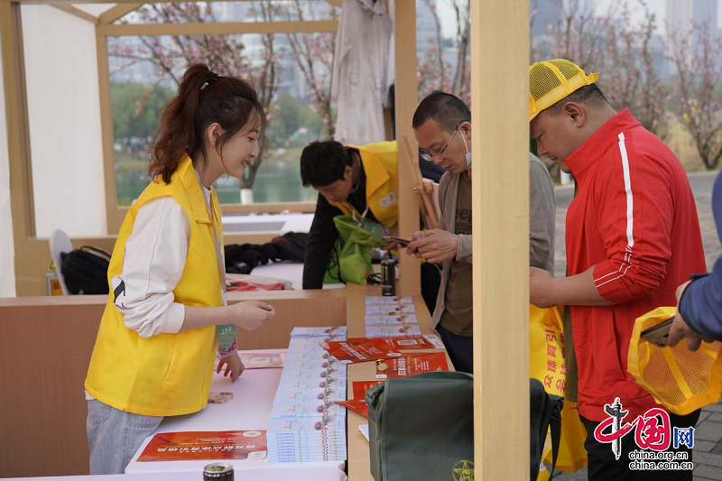 雷竞技RAYBET千名健身爱好者参与 四川省首届全民健身运动会启动(图1)