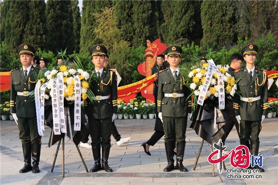 西南交通大學希望學院退役大學生再著軍裝走進烈士陵園祭奠英雄先烈