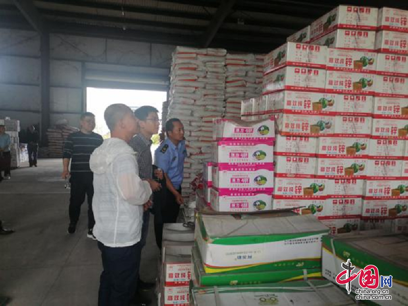 四川省市场监管局到攀枝花市米易调研检查化肥产品质量安全