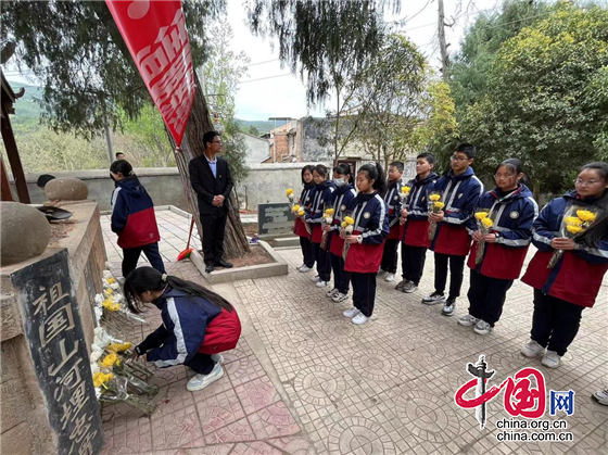 梓潼縣自強中學開展清明祭掃烈士墓活動