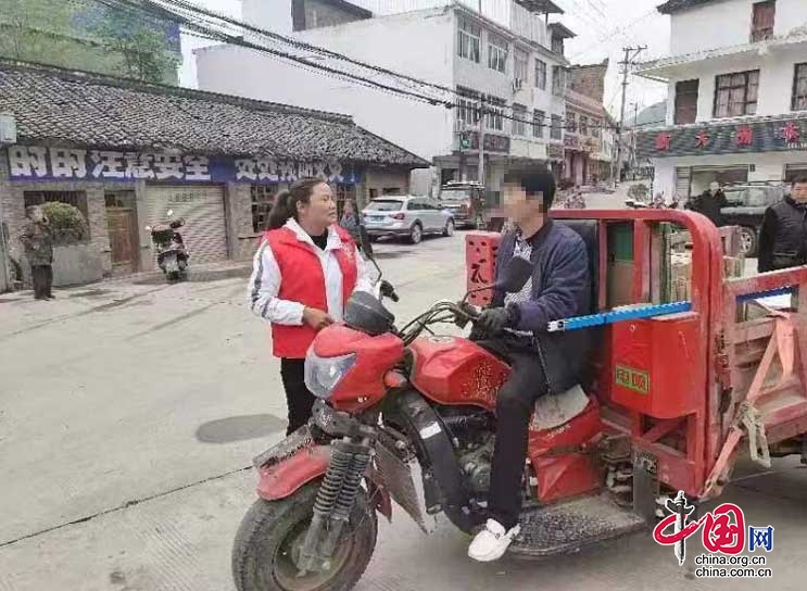 四川閬中公安交警依託“兩站兩員”守護農村道路交通安全“第一關”