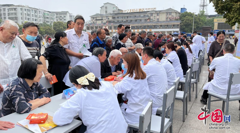 四川西充縣人民醫院組織開展第29屆全國腫瘤防治宣傳周義診活動