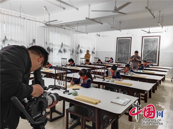 中央電視臺《家鄉至味》欄目組到綿陽市塔水鎮寶林小學拍攝