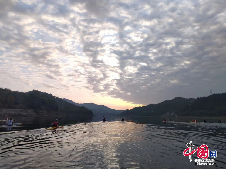 南充體校：四川省水上運動學校皮划艇隊競速女子組到南部縣升鐘湖駐訓