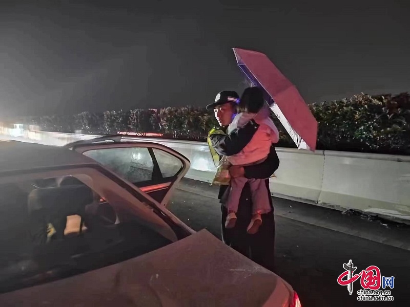高速公安雨夜勤務遇事故 暖心救助彰顯警民情深