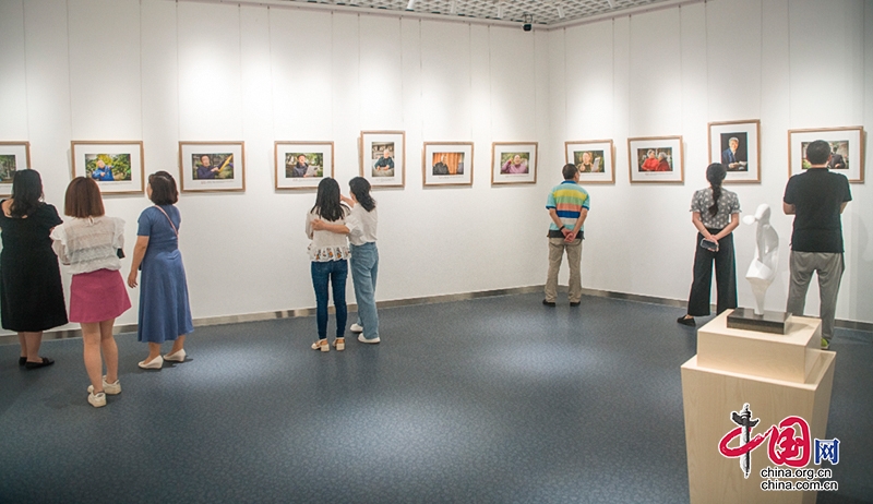 自贡市大安区举办劳模风采摄影展