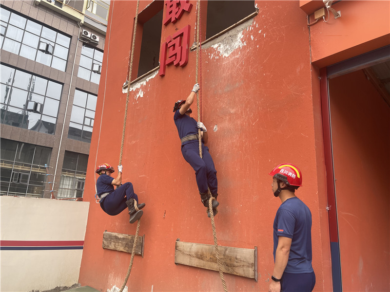 安居区梧桐路消防救援站组织新队员开展绳索攀爬训练