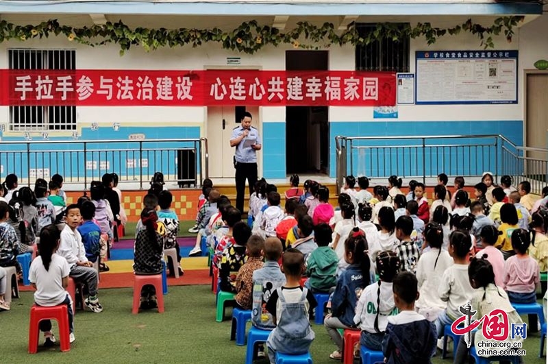 朝天公安深入幼兒園宣講安全知識