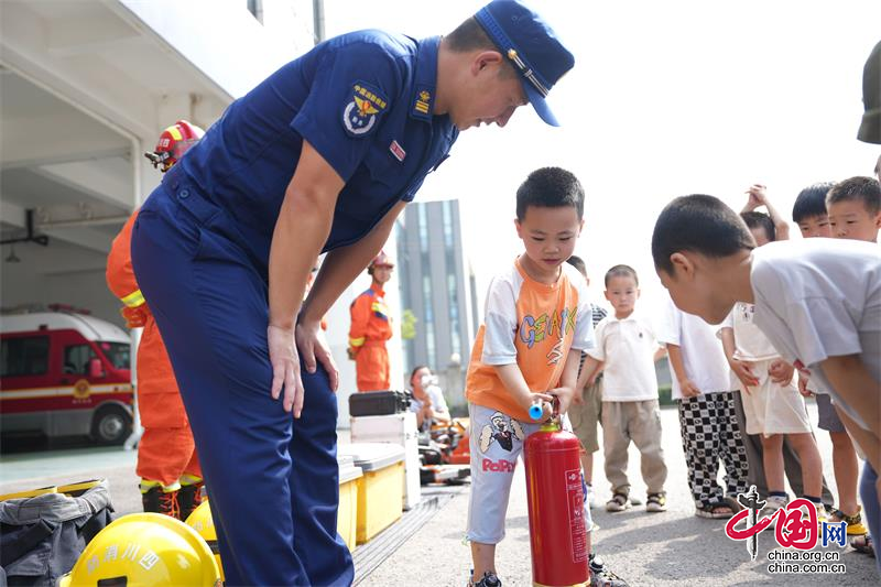 自贡市贡井区消防救援大队盐马路消防救援站开放迎“萌娃”