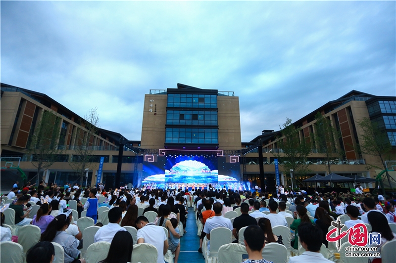 欢庆六一 成都市龙泉驿区西川汇锦都学校举行“让梦想去飞”第一届艺术节