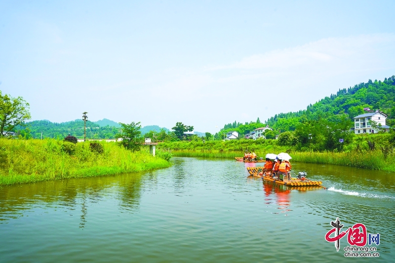 四川南充嘉陵文旅：乘坐竹排 遊客打卡鄉村景點——天笙風鈴谷