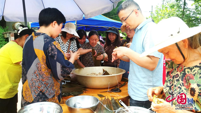 邻水县丰禾镇开展“我们的节日·端午节”包粽子活动