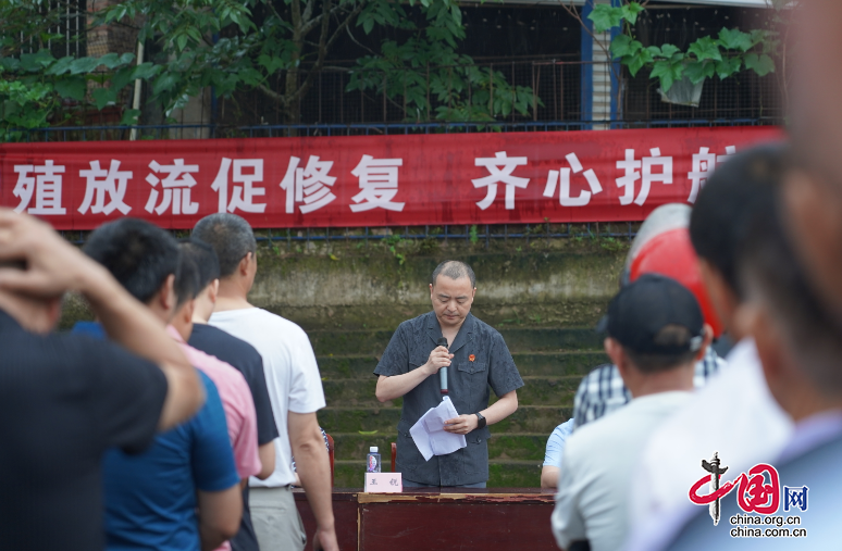 從小魚苗裏看大生態|四川營山縣法院開展增殖放流活動