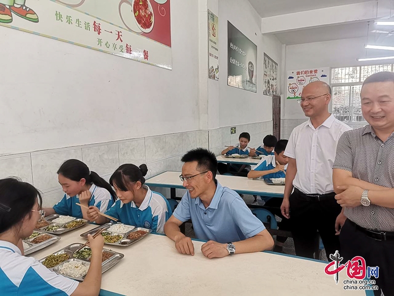 自贡市大安区委副书记黄维庆实地督查自贡市第三十四中学校安全工作