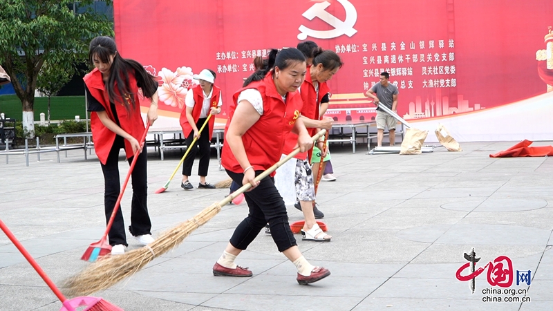 四川寶興：千名黨員志愿紅，扮靚靈關(guān)大街小巷