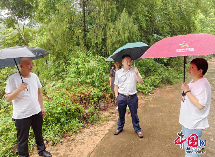 四川高坪區清溪街道：暴雨突襲 幹部奮戰防汛救災一線