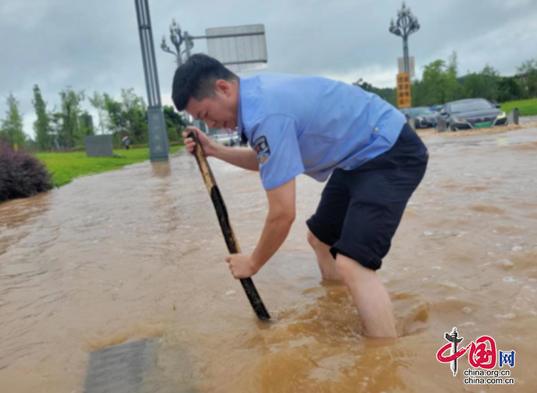 四川蓬安交警：秒变“清理工” 疏通排水保畅通