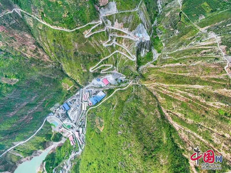 沿江高速溜筒河隧道双幅贯通