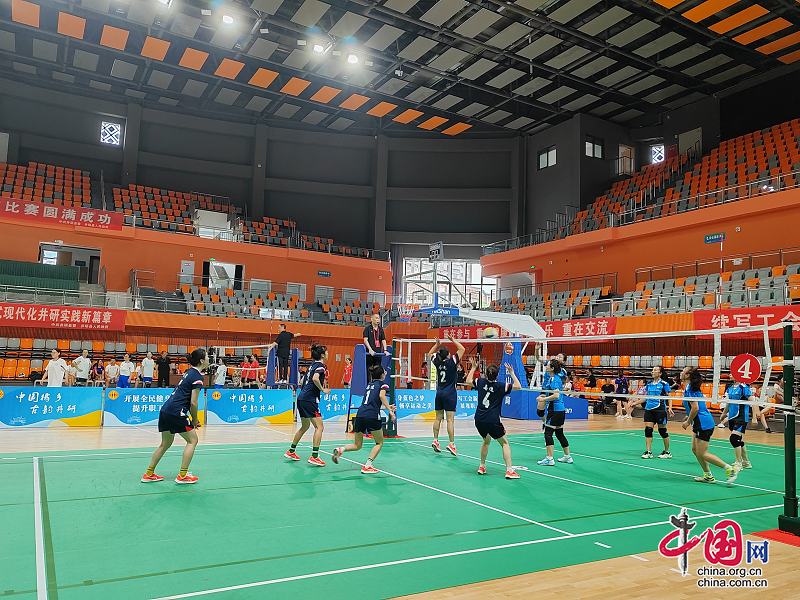 马边县总工会组队参加乐山市首届职工气排球比赛