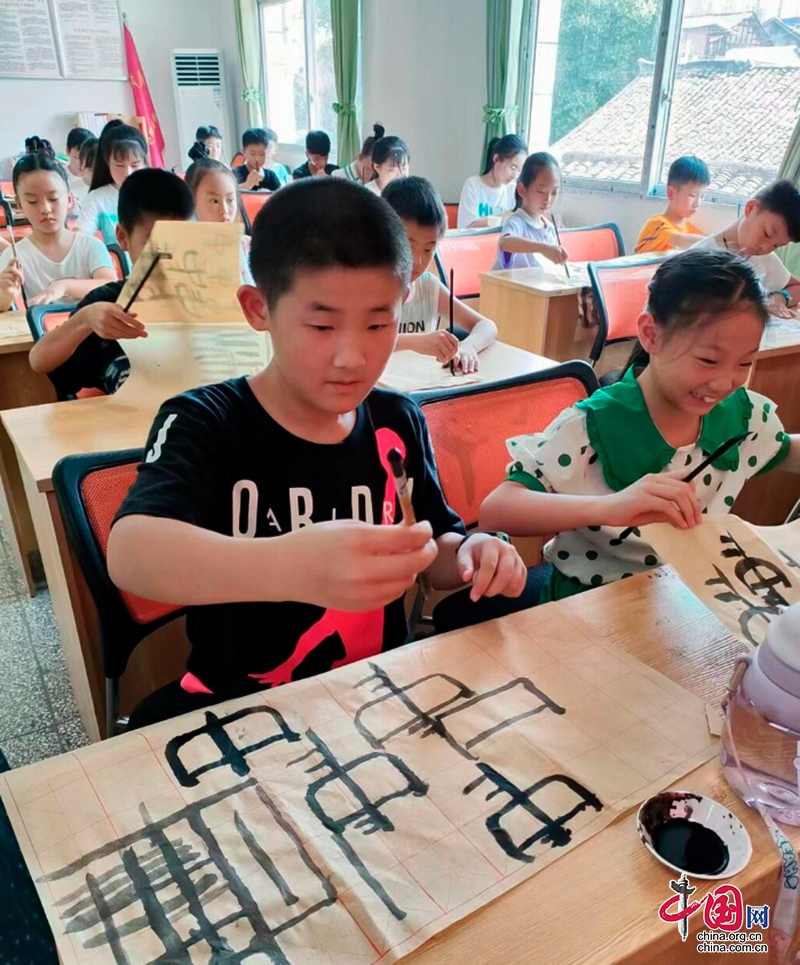 自贡市贡井区青少年夏令营活动在蓆草田社区开班