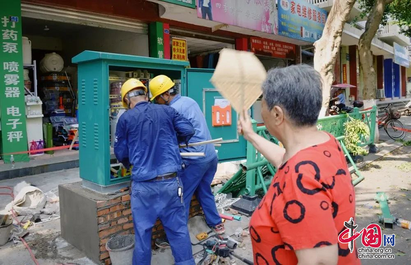 眉山青神：“他们为我们送清凉，我也给他们扇扇风”
