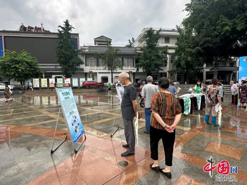 新都区举行“节能降碳，你我同行”宣传活动