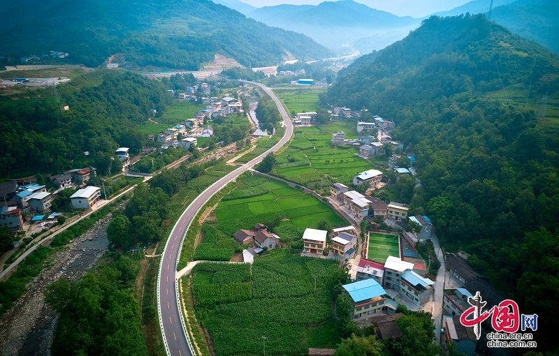 綿陽(yáng)平武：夏日鄉(xiāng)村綠意盎然 田園風(fēng)光如詩(shī)如畫(huà)